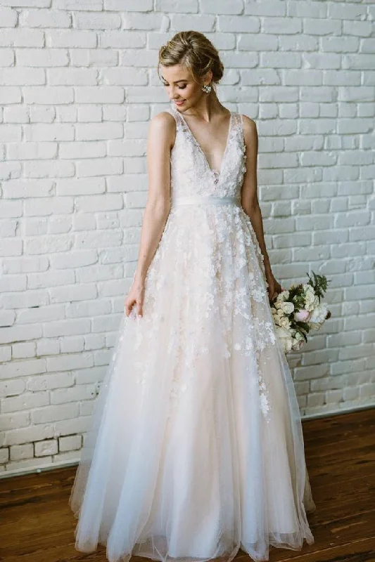 Everyday Wear Floor Length V Neck Lace Applique Beach Wedding Dresses Puffy Tulle Wedding Gown N1637